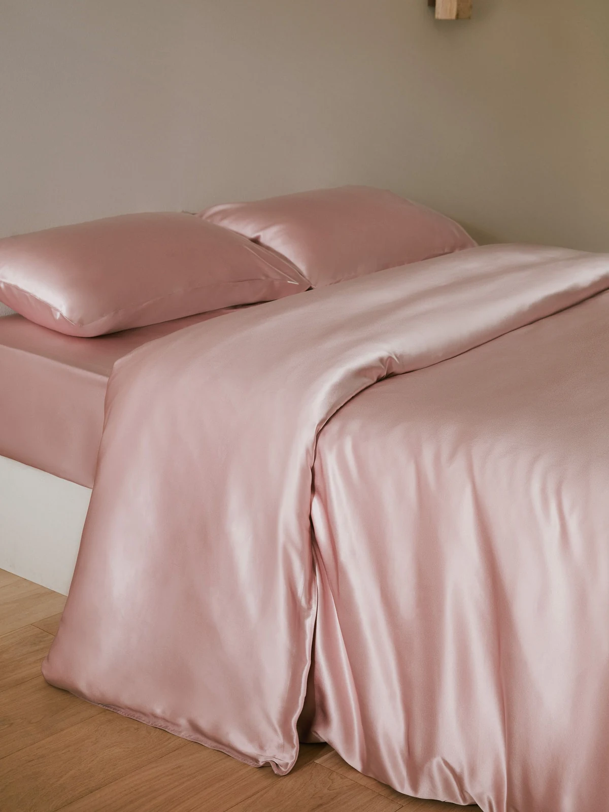 Close-up of pink LILYSILK silk pillowcases