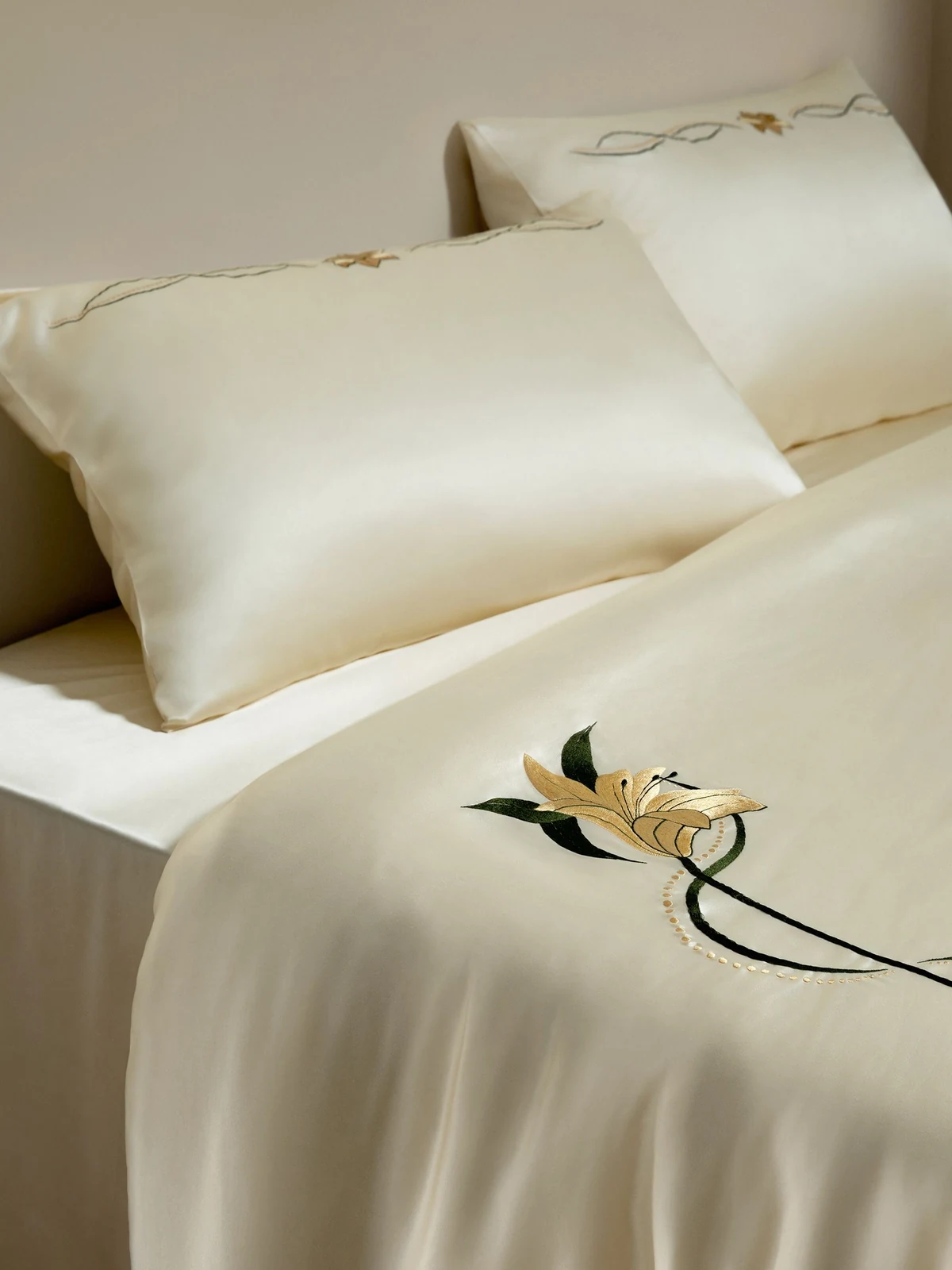 LILYSILK silk bedding lifestyle detail