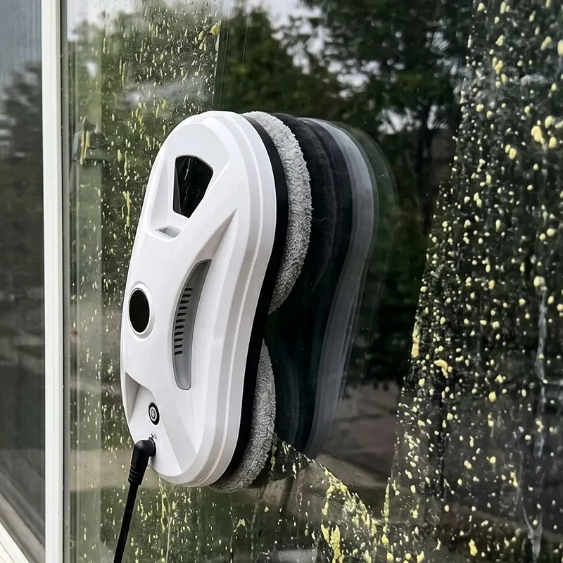 Whirlclean window robot cleaning a heavily soiled outdoor window